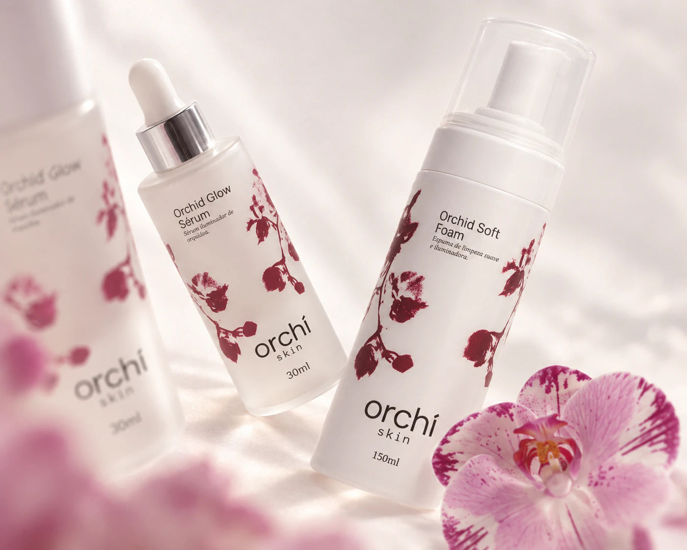 Orchid Soft Foam e Orchid Glow Sérum com orquídea rosa sobre fundo claro
