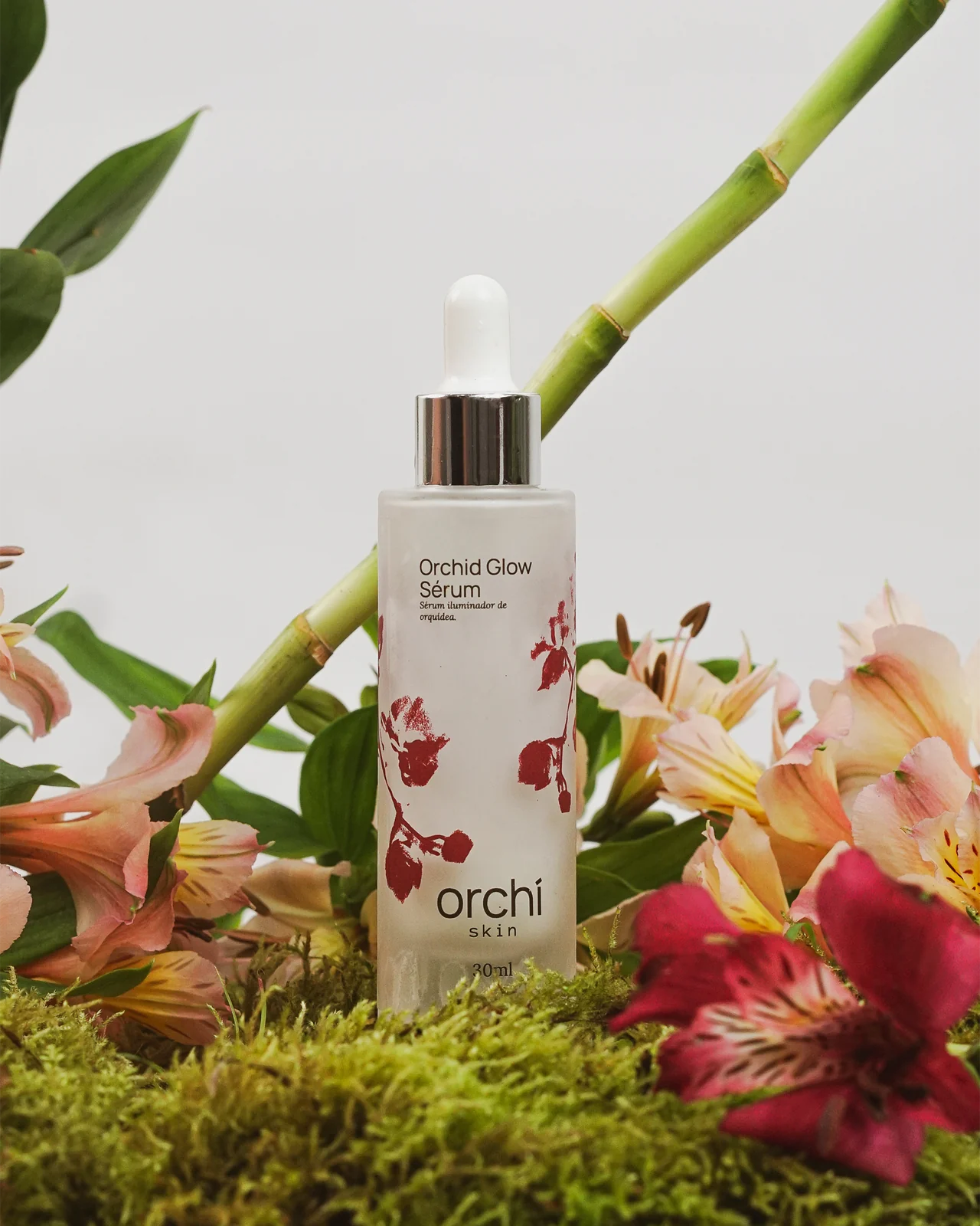 Orchid Glow Sérum entre folhas e flores